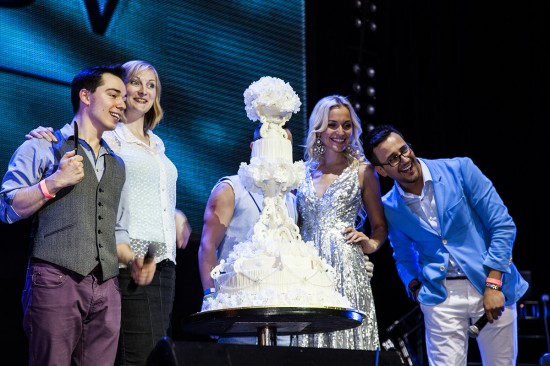 В конечном итоге, с одной из тех, которая понравилась больше, Родион разрезал фантастический свадебный торт от кондитера-виртуоза Алекса Куша.