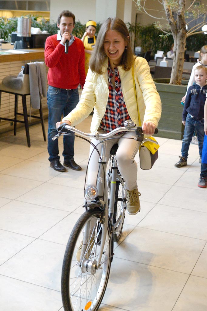 Победитель конкурса Ирина Голубева на велосипеде Peugeout. VII Фестиваль Вкуса региона Рона-Альпы