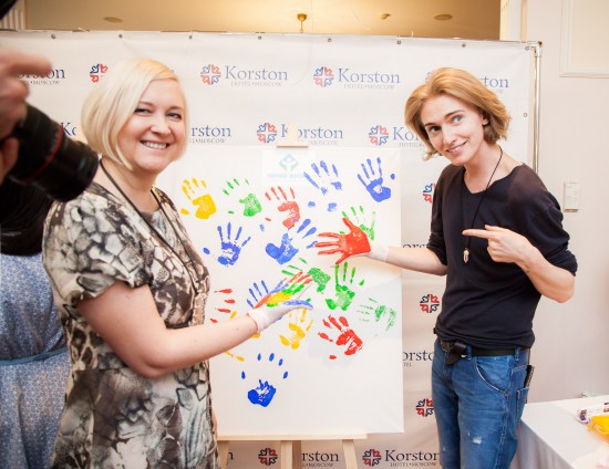 Конкурсанты ЕВРОВИДЕНИЯ-2015 поддержали акцию «ДОБРЫЕ РУКИ» и помогли российским детям  