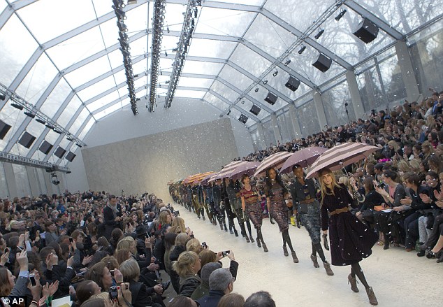 Лондонская неделя моды открывается показом коллекции Burberry