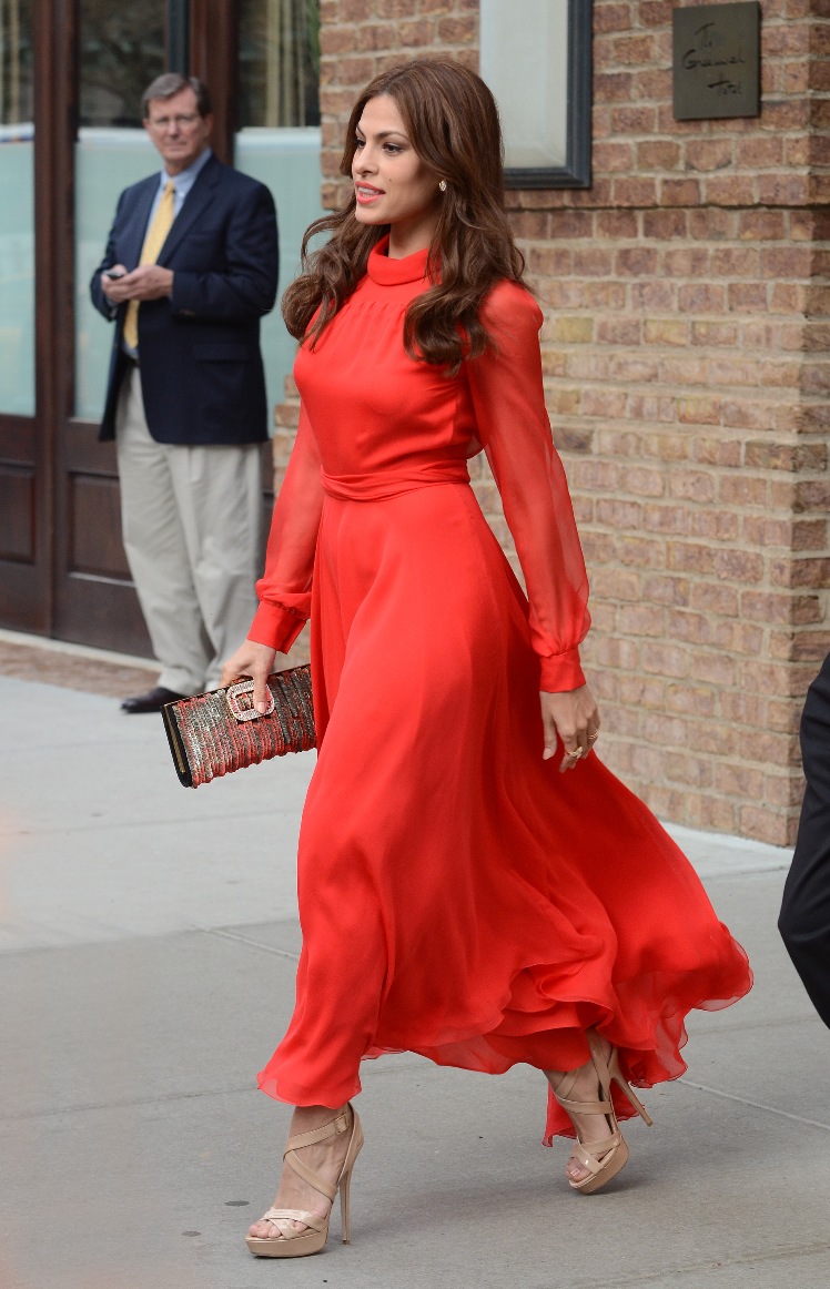 Eva Mendesв ярко-красном платье от Gucci и босоножках от Jimmy Choo