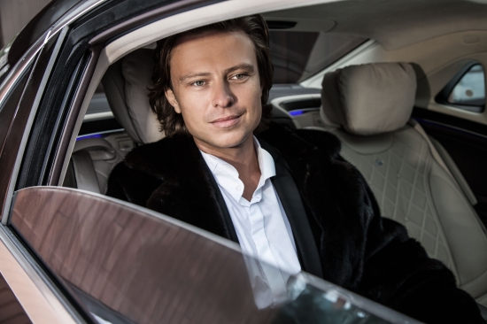 Прохор Шаляпин и Анна Калашникова выбрали автомобиль для поездки в ЗАГС. Тест-драйв Mercedes-Maybach S 400
