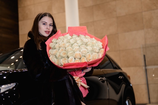 Евгений Кузин, экс-участник телепроекта «Дом-2» и известный шоумен телеканала «ТНТ» в январе нынешнего года подарил своей жене Александре Артемовной автомобиль INFINITI QX70.