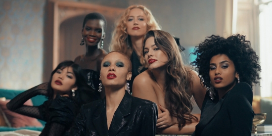«Жить смело» с Revlon: бренд запустил вдохновляющую рекламную кампанию