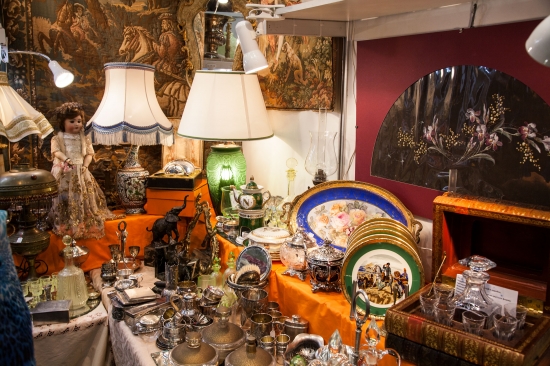 На крупнейшем столичном «Блошином рынке» на Тишинке представили коллекцион-ный фарфор в рамках спецпроекта «Балет в артефактах»