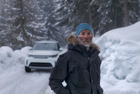 В честь 70-летия Land Rover представлено масштабное изображение культового Defender в Альпах
