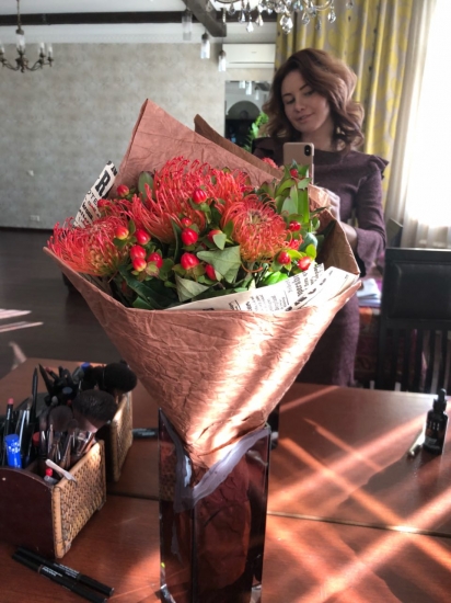 Актриса Лора Резникова получает подарки от неизвестного фаната Актрису Лору Резникову напугал фанат
