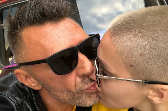 Из Сети исчезли фотографии откровенного поцелуя Сергея Шнурова с юной моделью