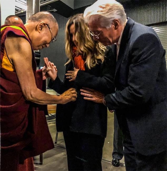 Ричард Гир (Richard Gere) и его жена Алехандра Гир (Alejandra Gere) действительно ожидают своего первого ребенка и получили особое благословение от Далай-ламы