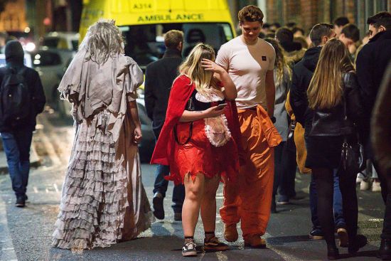 Страшные монстры вышли на улицы в преддверие Хеллоуина