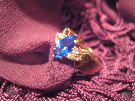  Женское золотое кольцо с бриллиантами и сапфирами 