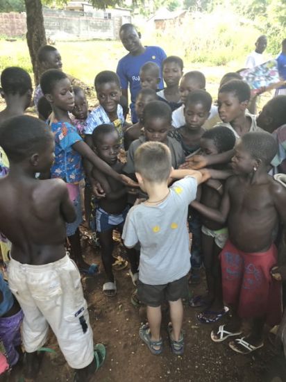 Шестилетний мальчик из Украины помогает детям Африки