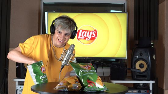 Послушай, как вкусно: блогеры пробуют натуральную картошку Lay’s в серии ASMR-роликов 