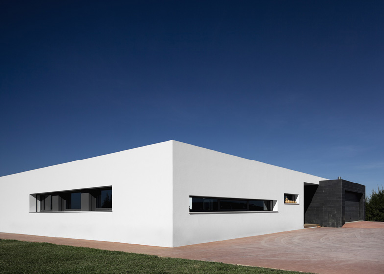 Португальский архитектор Хорхе Коста-Граса спроектировал экологичный дом для профессионального серфера и его семьи.