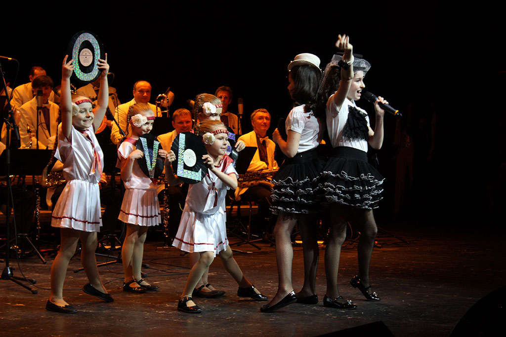 Детский коллектив «Непоседы» выступил совместно с легендарным оркестром Олега Лундстрема