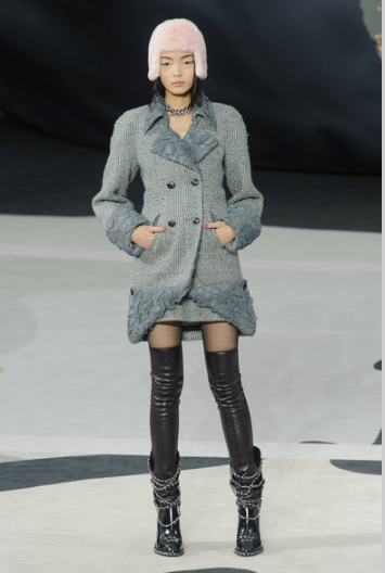Chanel дополнила серые пальто оригинальными шапками – то ли ведро, то ли парик из яркого стриженного меха. Тенденции моды: Осень 2013-Зима 2014 (часть 1)