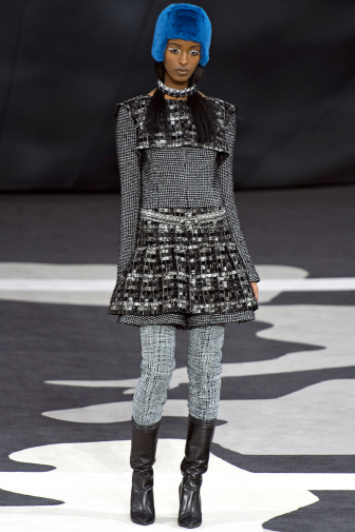 Chanel дополнила серые пальто оригинальными шапками – то ли ведро, то ли парик из яркого стриженного меха. Тенденции моды: Осень 2013-Зима 2014 (часть 1)