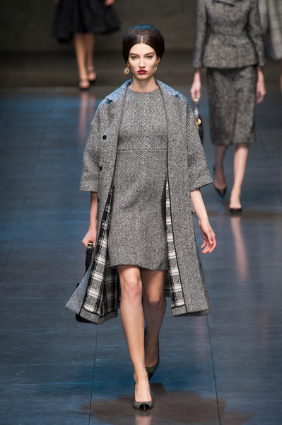 Dolce & Gabbana создали из серого твида роскошные двойки: платья и пальто одного тона с оригинальной подкладкой. Тенденции моды: Осень 2013-Зима 2014 (часть 1)