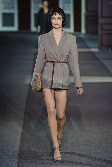 Louis Vuitton украсил пиджак в стиле 20-х годов пайетками тон в тон – выглядит, будто на подоле искрящийся снег. Тенденции моды: Осень 2013-Зима 2014 (часть 1)