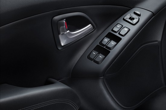 Hyundai ix35 - управление блокировкой дверей только в двери со стороны водителя