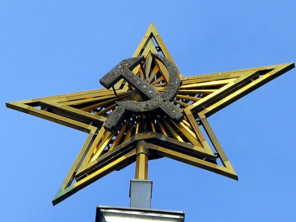 Звезда, украшавшая Спасскую башню в 1935-1937. Серп и молот инкрустирован самоцветами. Ныне находится на шпиле Северного Речного вокзала. 