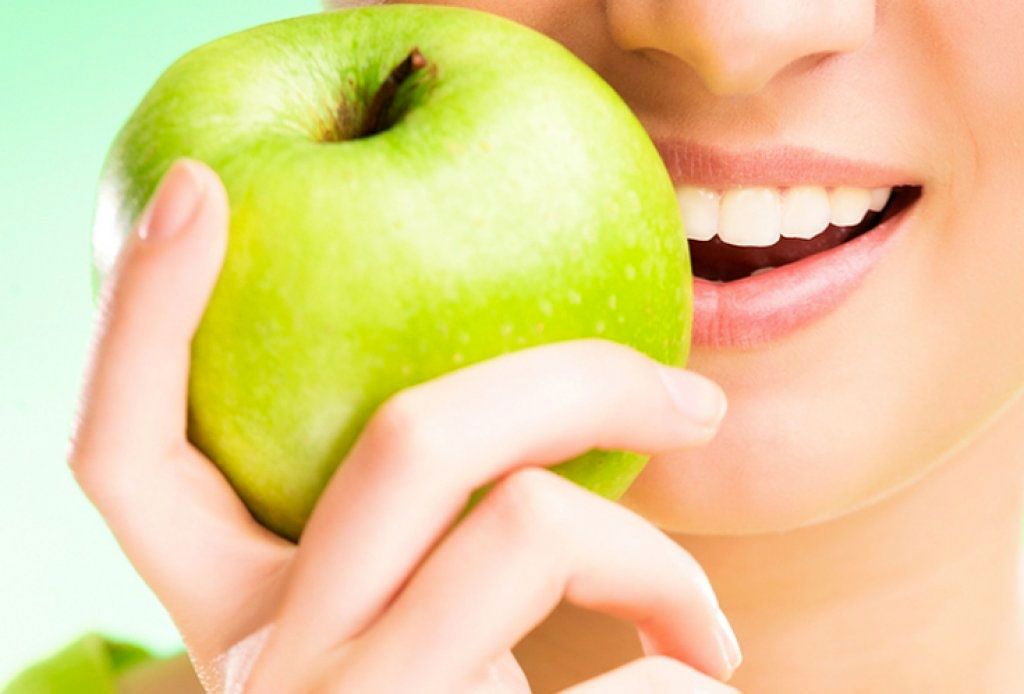 Здоровые зубы здоровье. Здоровые зубы. Здоровые крепкие зубы. Красивые зубы с яблоком. Здоровые зубы с фруктами.